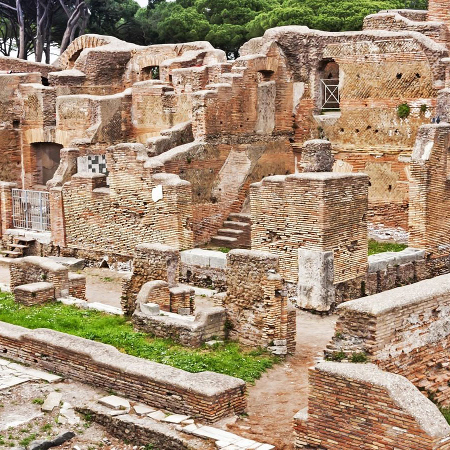 Rovine e colonnati a Ostia Antica